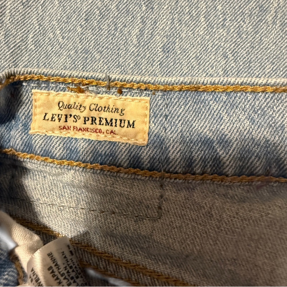 NWOT**** Women’s Premium Levi 501 Jeans Retail: $110 - Picture 5 of 7